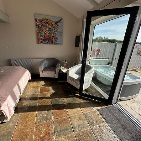 Dwylig Isa Holiday Cottages Rhuddlan ภายนอก รูปภาพ