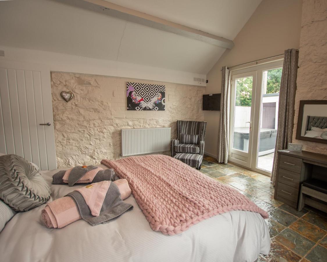 Dwylig Isa Holiday Cottages Rhuddlan ภายนอก รูปภาพ