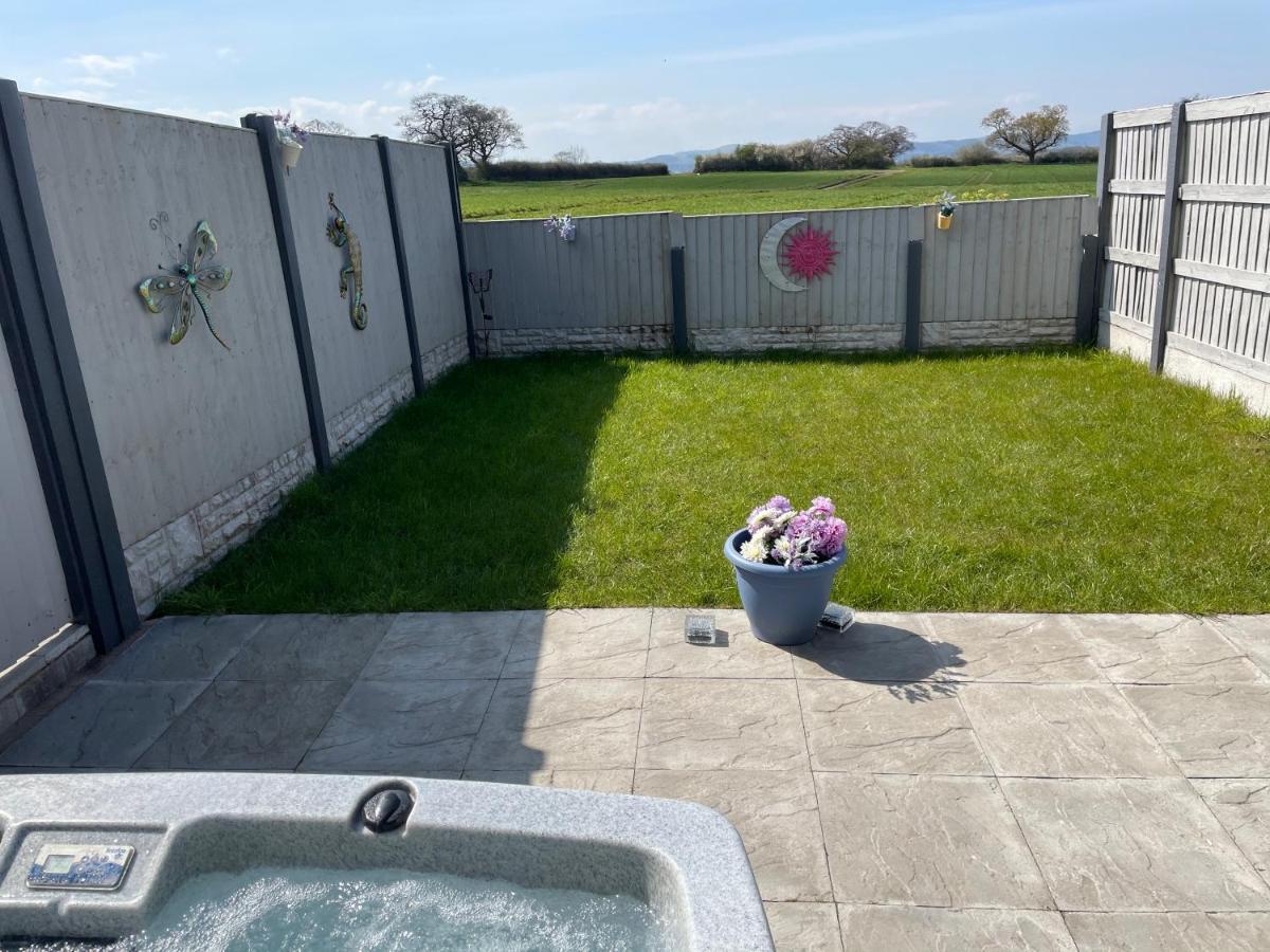 Dwylig Isa Holiday Cottages Rhuddlan ภายนอก รูปภาพ
