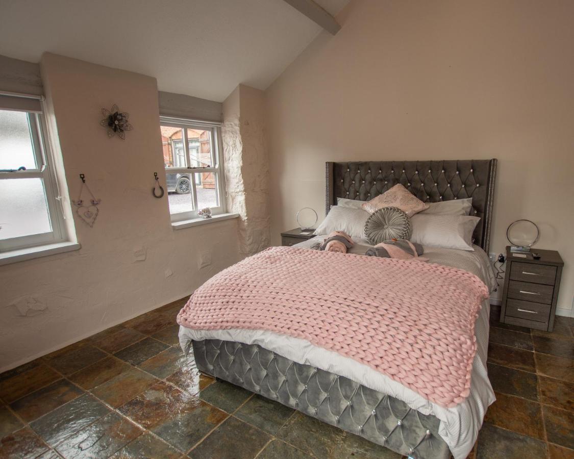 Dwylig Isa Holiday Cottages Rhuddlan ภายนอก รูปภาพ