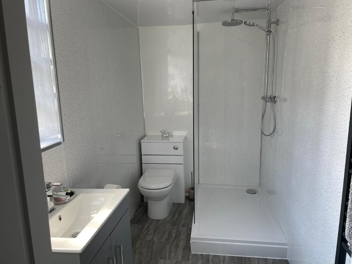 Dwylig Isa Holiday Cottages Rhuddlan ภายนอก รูปภาพ